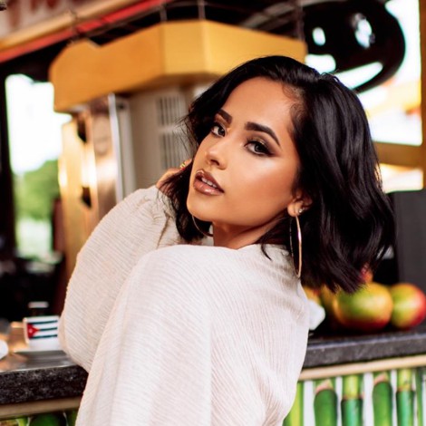 Becky G toca piano y sorprende a sus fans en Instagram