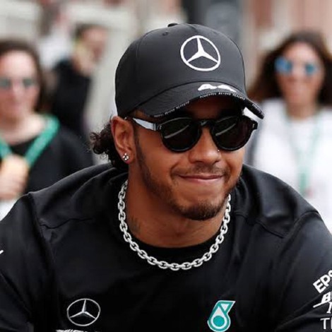 Lewis Hamilton se disculpa por romper celular de fan y le escribe dedicatoria