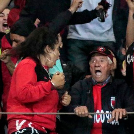 Abuelo se hace viral por festejo del triunfo de su equipo