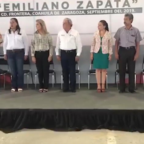 Maestro confunde juramento a la bandera de México con Padre Nuestro