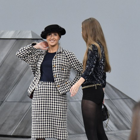 Mujer se cuela en pasarela de Chanel, Gigi Hadid la saca