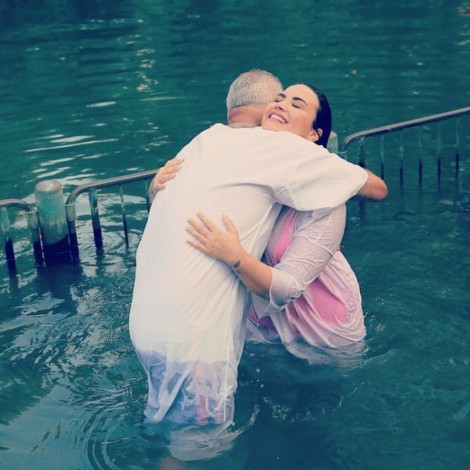 Demi Lovato se bautizó en el Río Jordán