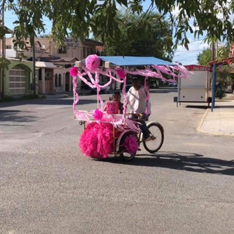 Vendedor de raspados decora su carrito para pasear a su hija quinceañera