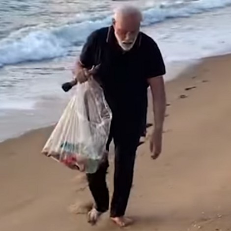 Captan al primer ministro de la India recogiendo basura en la playa