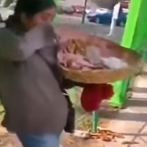Policías le hacen calzón chino y le tiran la mercancía a mujer que vendía churros