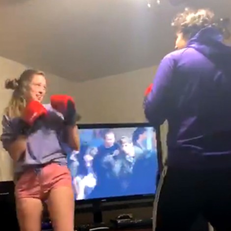 Se hace viral por noquear a su novio mientras jugaban al box