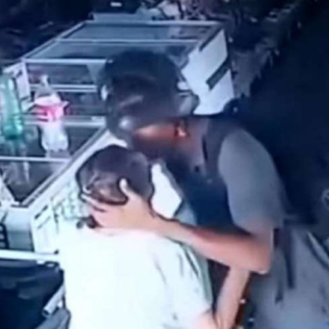 Joven asalta un supermercado, se rehusó a recibir el dinero de una anciana y la calma con un beso en la frente