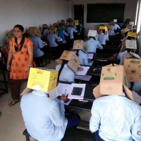 Alumnos son obligados a usar cajas de cartón en la cabeza para no copiar
