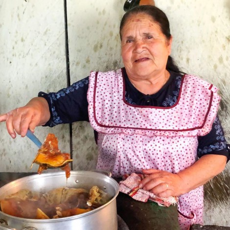 Doña Angela de "De Mi Rancho a Tu Cocina" recibe premio por primer millón de seguidores YouTube