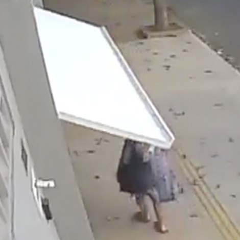 Mujer es tragada por el portón de una cochera