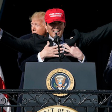 Donald Trump recreó famosa escena del 'Titanic' y es blanco de memes