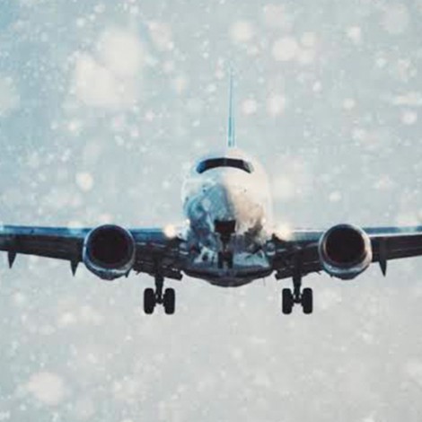 Espectaculares imágenes de avión que aterriza en pista cubierta de hielo