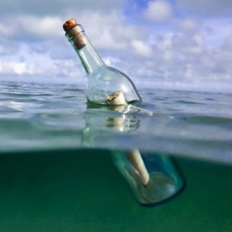 Envió un mensaje al mar en una botella; recibe respuesta 9 años después