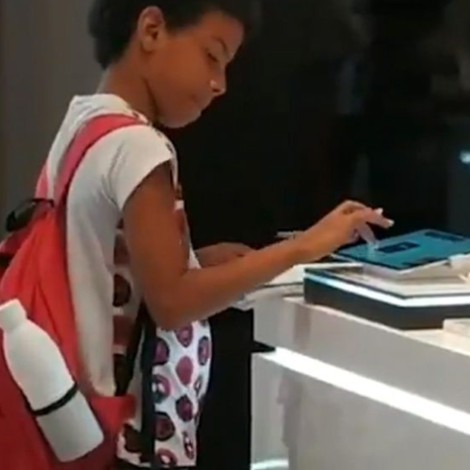 Niño conmueve al hacer su tarea en una tablet de exhibición