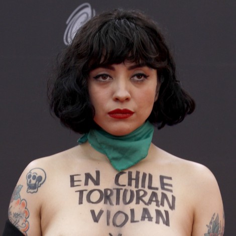 Mon Laferte protesta en alfombra roja de los Grammy Latinos