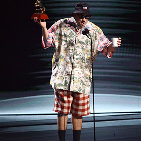 Atuendos de Bad Bunny en los Grammy provocan memes