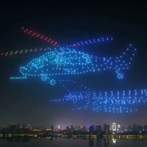 800 drones hacen formas de aeronaves en el cielo