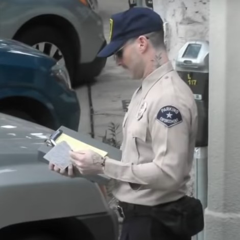 Adam Levine se disfraza de policía y regala boletos en forma de multas