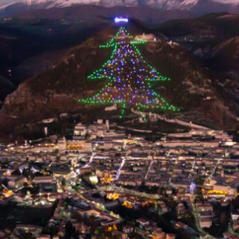 En Italia se encuentra el árbol de Navidad más grande del mundo