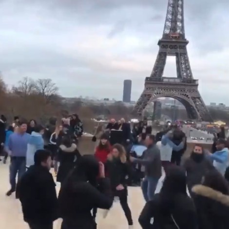 Mexicanos bailan "La Chona" en la Torre Eiffel