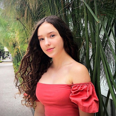 Mía Rubín hija de Andrea Legarreta se lanza como cantante