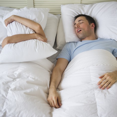 Dispositivo le da toques a tu pareja cuando ronca