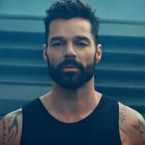 Ricky Martin nada con 'Tiburones' en su nuevo tema