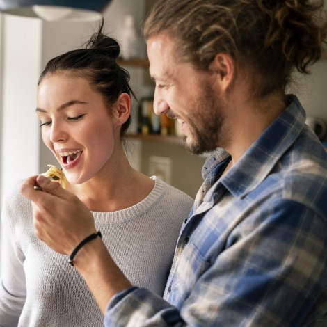 Mujeres con novios feos tienden a comer más comida chatarra