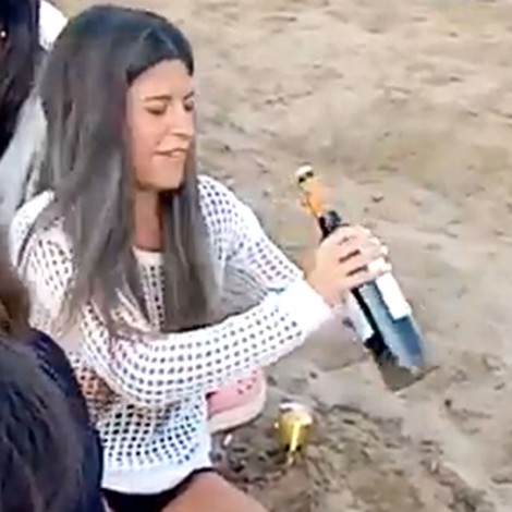 Mujer se hace viral por destapar vino con arena de la playa