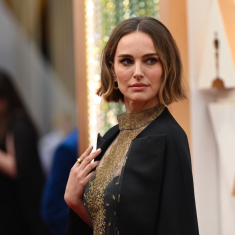 Natalie Portman causa polémica por vestido que usó en los Oscar