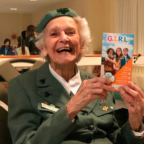 Niña exploradora de 98 años ha vendido galletas desde los 10