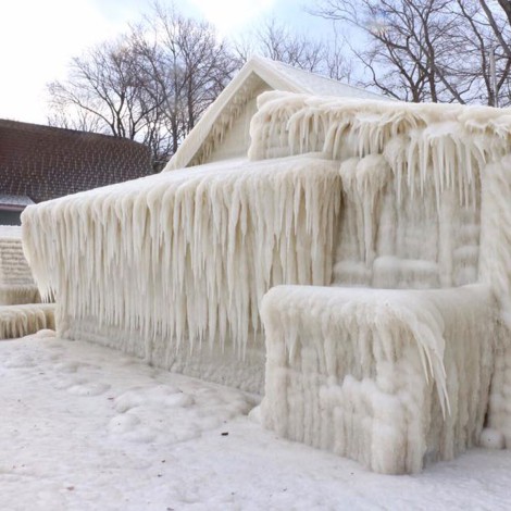 Por bajas temperaturas, casas en Nueva York se congelan por completo