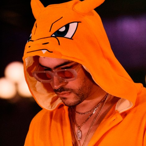 Bad Bunny canta en pijama del Pokémon Charizard