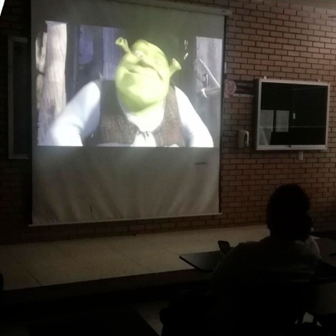 Ante el paro nacional de mujeres, estudiantes de facultad ven 'Shrek' en el salón de clases