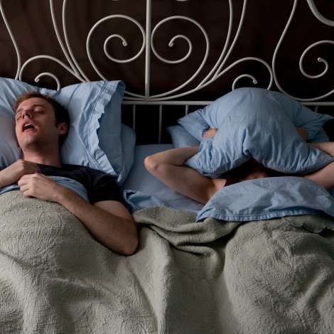 Dormir con alguien que ronca podría disminuir tu tiempo de vida