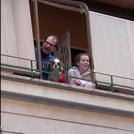 Italianos combaten la cuarentena cantando desde sus balcones