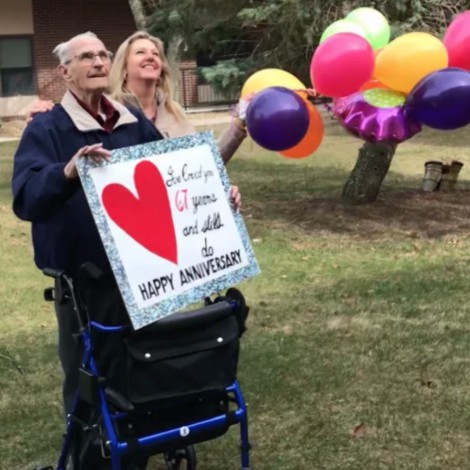 Abuelito celebra su 67 aniversario afuera del asilo de su esposa
