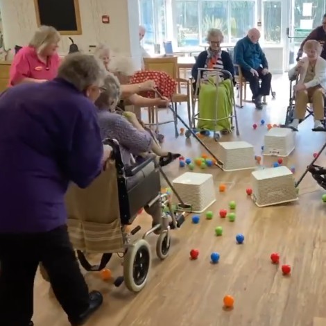Asilo hace versión real de juego de mesa para entretener a sus ancianos