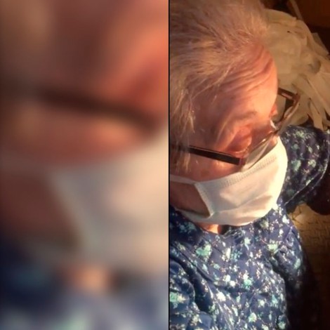 Abuelita teje cubrebocas para donarlos y ayudar contra el coronavirus