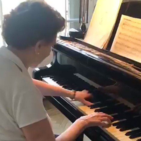 Anciana con Alzheimer nunca olvida cómo tocar el piano