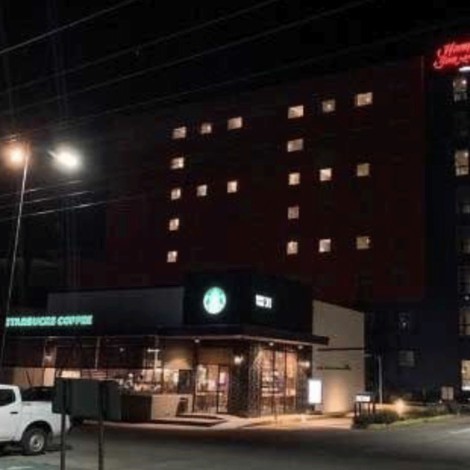 Hoteles envían creativo mensajes de esperanza con luces