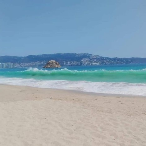 Playas de Acapulco con aguas cristalinas por ausencia de turistas
