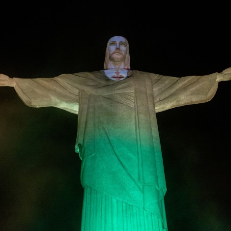Cristo Redentor de Brasil fue vestido de médico