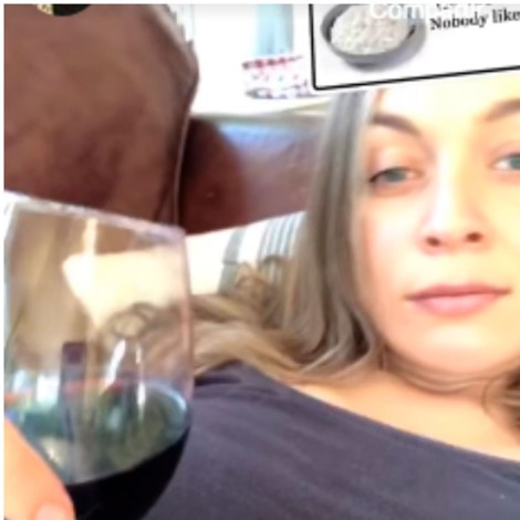 Mujer se arroja vino por error en la cara y se hace viral
