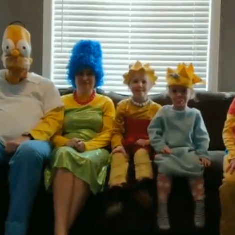Familia recrea la entrada de "Los Simpson"