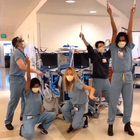 Médicos bailan por cada paciente que se cura de COVID-19