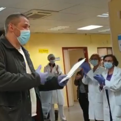 Médicos rinden homenaje a taxista que transporta enfermos con COVID-19 al hospital