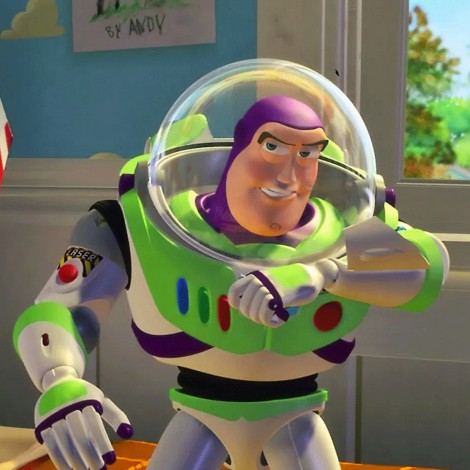 Usa casco de Buzz Lightyear para no contagiarse de COVED-19