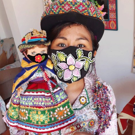 Mujeres bordan a mano preciosos cubrebocas con diseños indígenas
