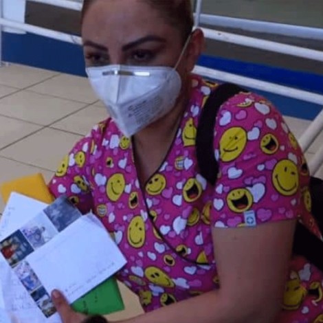 Enfermera entrega cartas a pacientes con Coronavirus